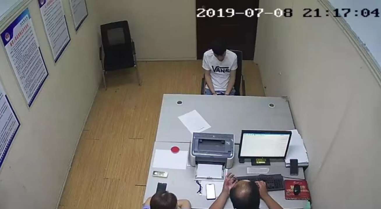 覆盖商家收款二维码 滨州小伙“躺着收钱”被拘留