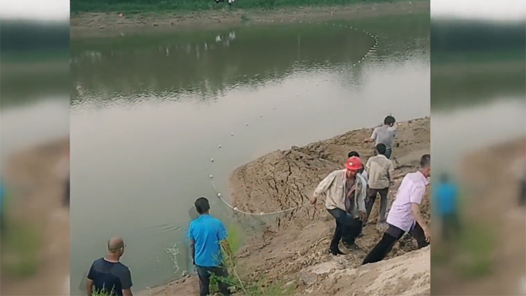 37秒丨滨州一小伙驾车坠河生死未卜 村民正全力打捞