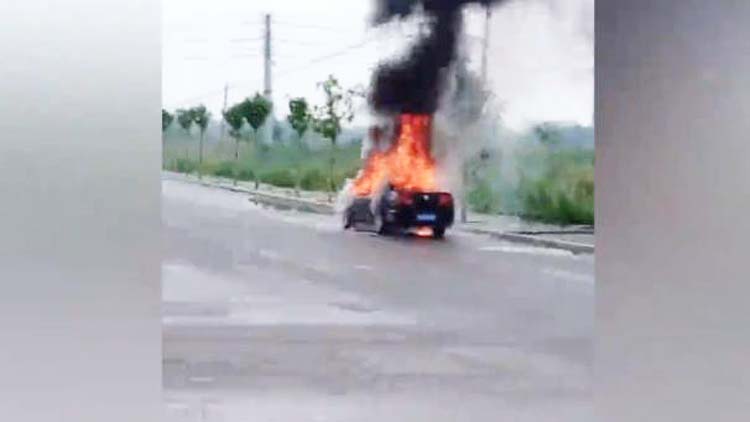 25秒丨滨州一车辆发生自燃 夏季出行注意防范