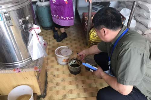 邹平市一家小餐饮店因食品安全问题被查封