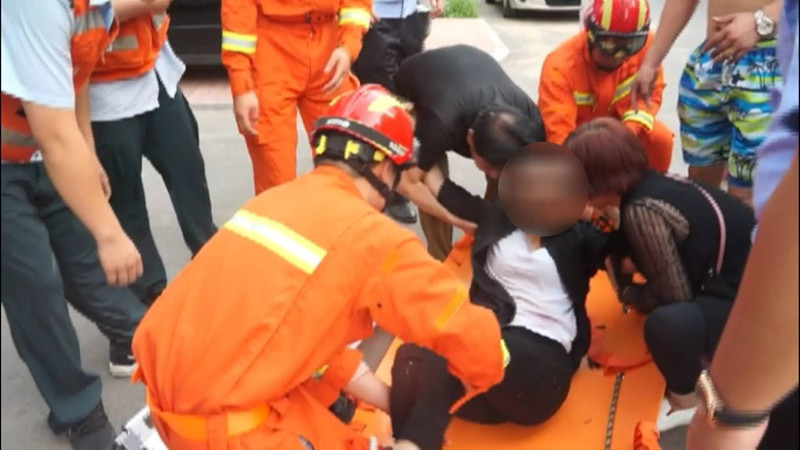 38秒｜济南：女子虚脱晕倒山中 消防员紧急救援