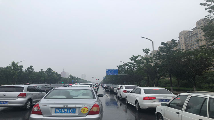 45秒丨强降雨遇上早高峰 今早淄博市民上班路“堵到爆”