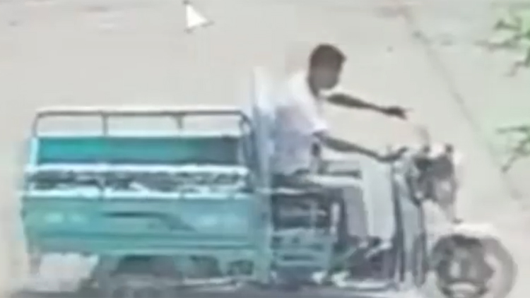 23秒丨滨州一男子盗窃电动三轮车 被监控拍个正着
