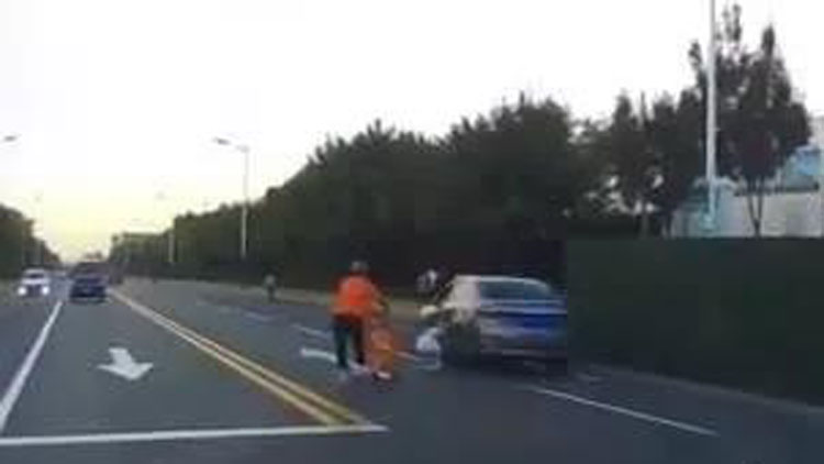 26秒丨车速过快！滨州一小女孩过马路险被车撞