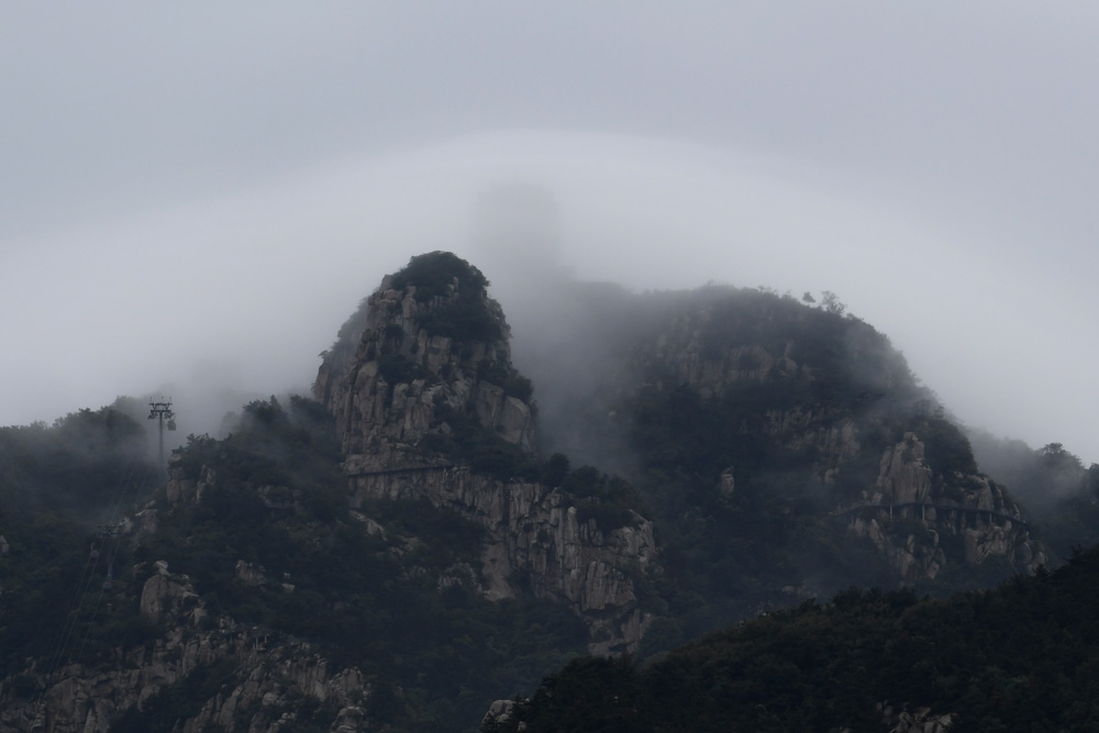 美翻了！沂蒙山现云雾“盖”顶 游客感受云中仙境