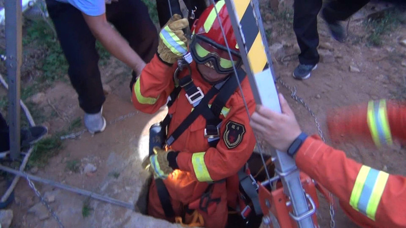 46秒丨临沂一男子下地窖扒姜被困 消防员送氧提拉成功解救