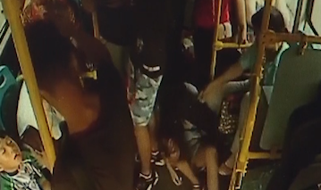 39秒丨淄博：女孩公交车内突然晕倒 全车乘客合力救援