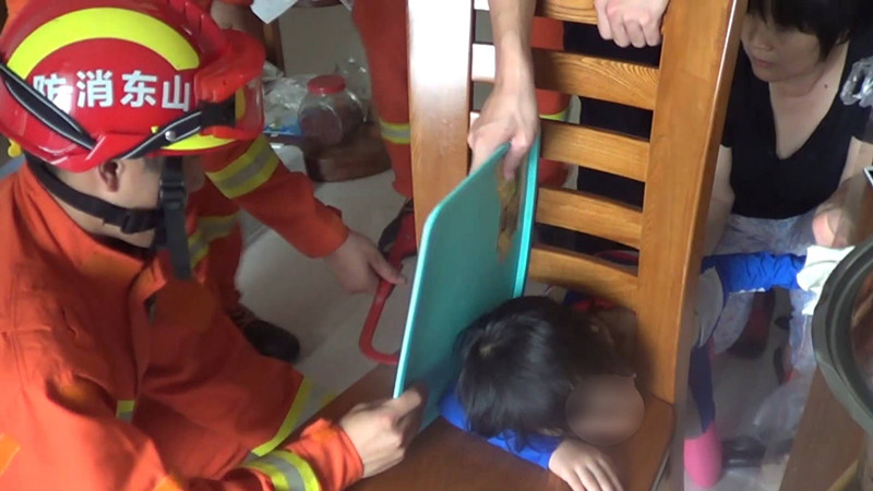 34秒丨四岁萌娃脑袋卡进凳子 消防员轮番上阵合力救援