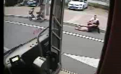 27秒｜济南公交变成“救护车” 连闯三个红灯上演生死时速