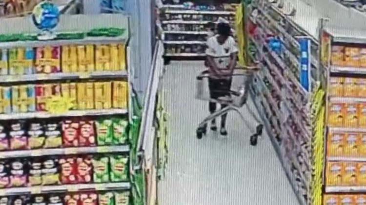 17秒丨牛奶、饼干、香肠……滨州一女贼在超市偷零食被抓现行