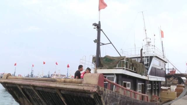 50秒丨4艘渔船莱州湾非法捕捞被查获 涉事船员被移交公安机关