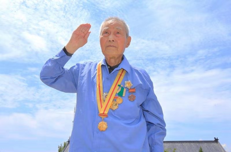 荣成有位78年党龄的老英雄：战友都牺牲了，自己不能当逃兵