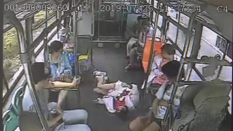 65秒｜龙口：女孩公交车上晕倒 司机乘客温暖救助