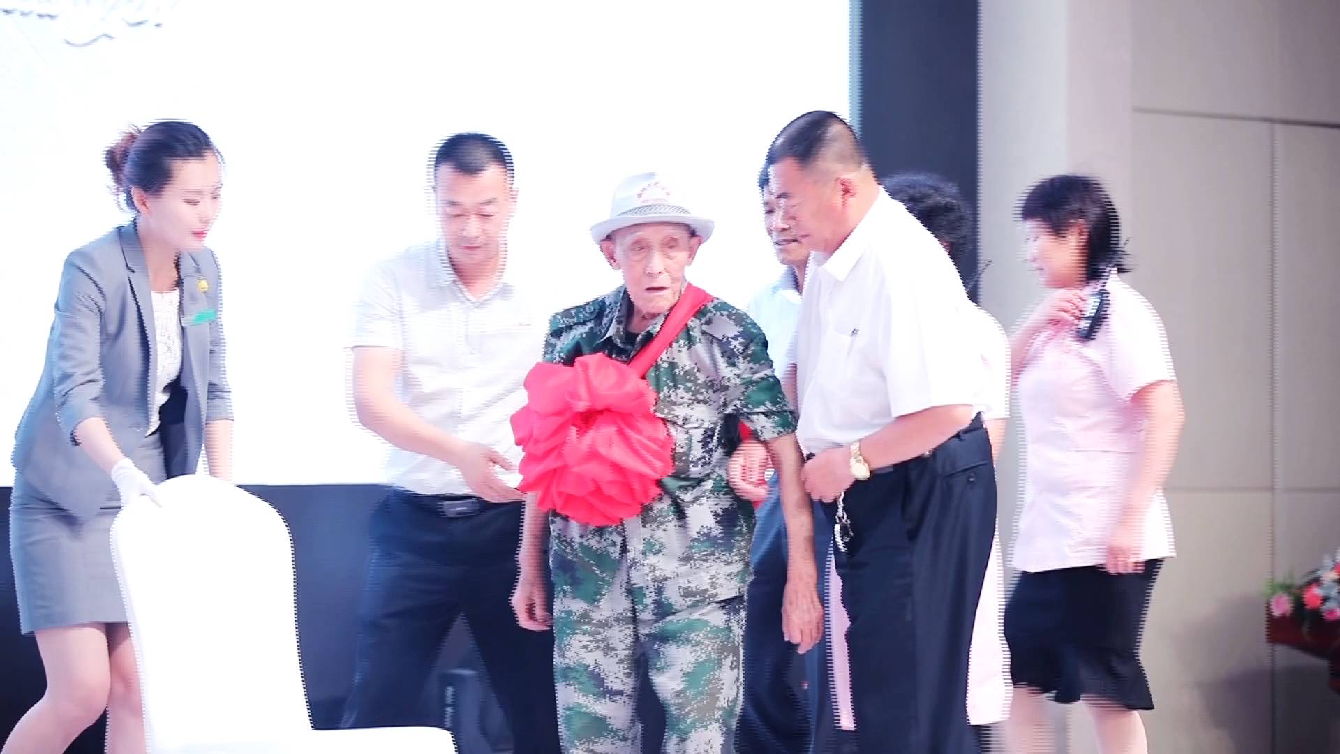 滕州92岁老荣军来到婚礼现场只为”感恩“新娘
