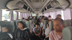 55秒|这也行？往返青岛邯郸大客车超员载客跑高速，过道里全是人