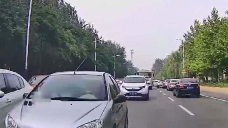 32秒丨惊险！早高峰滨州街头多辆车占道 越双黄线逆行