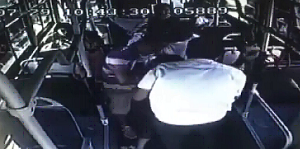 24秒 | 暖！女乘客晕倒在地 济南公交司机为其扇风散热