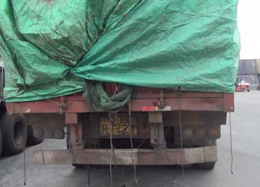 59秒丨刷黄漆抹机油！淄博一物流园近20辆货车污损号牌被查