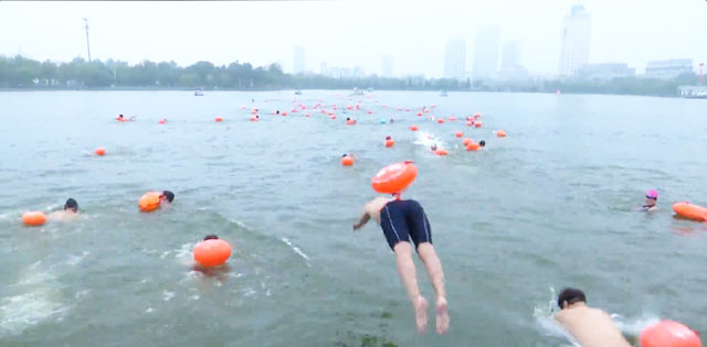 22秒｜德州新湖景区上演“飞鱼”大赛 600多名省内外选手水上比拼