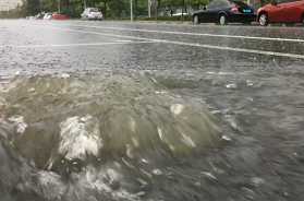雨又来了！枣庄开启“暴雨模式” 路边水流凶猛秒变“趵突泉”