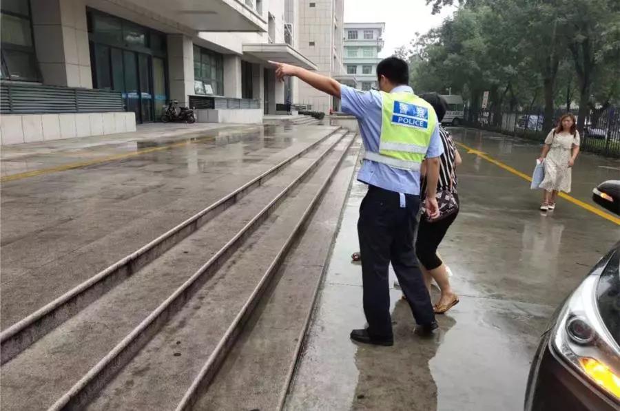 争分夺秒！滨州交警冒雨紧急护送临产孕妇就医