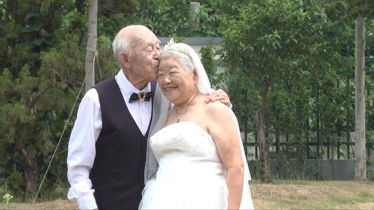 53秒丨74岁老夫妻七夕节拍摄婚纱照，携手诉说51载的浪漫