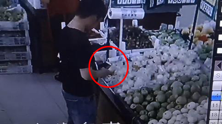 25秒｜监控实拍！滨州这对夫妻超市中拿走一部被遗落手机