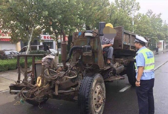 滨城区交警大队查处一辆拼装渣土车 司机还无证驾驶