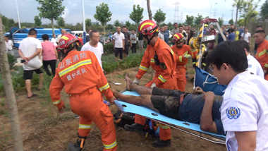 51秒丨龙口市两名环卫工人被困污井 消防20分钟紧急救援！