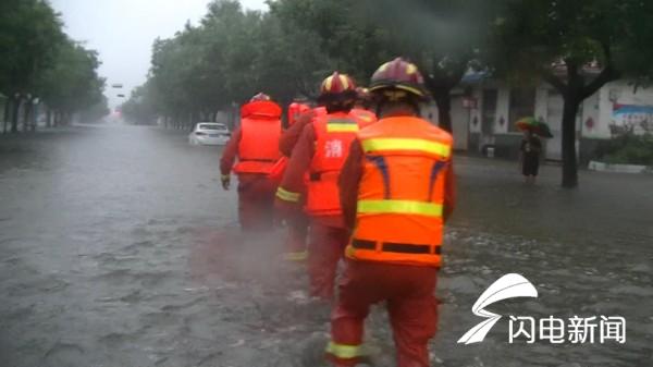 路面积水太深寿光一轿车抛锚 消防员趟水救出1人