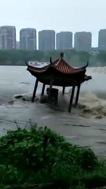 15秒丨遭遇“利奇马”强降水 潍坊临朐句月湖亭在大水中倒下