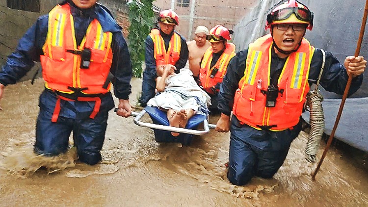 49秒丨过膝积水困住独居老人 昌乐4名消防员抬担架下水救人