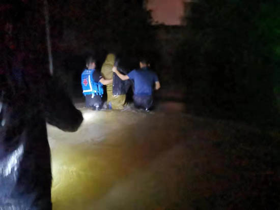 滨州一小区幼儿发烧被困 众人趟水解救送医
