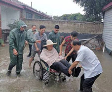 3名老人被困家中 博兴民警用救生艇将老人送达安全地
