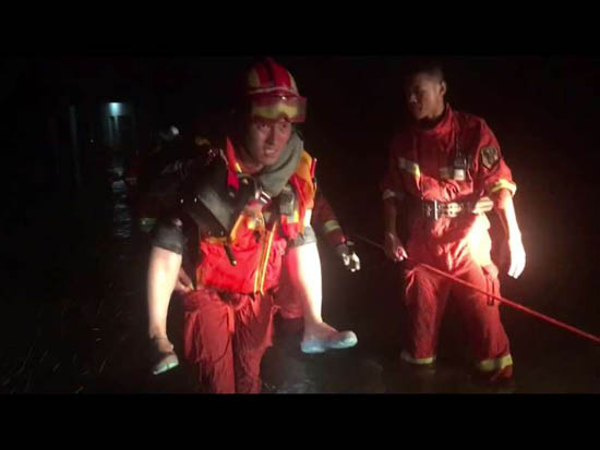 30秒|风雨中的暖意！邹平村庄被淹 消防员涉水背出10余名妇女老人