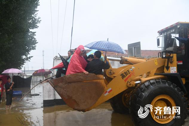 目前,当地部门已经从周边龙山镇等地紧急调派铲车,对受困群众进行转移