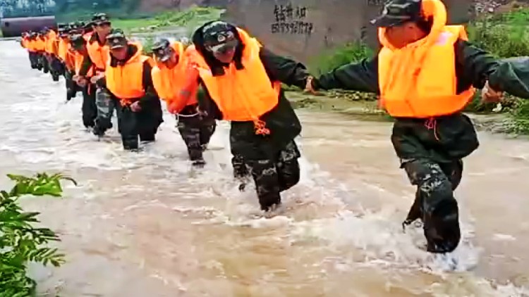 54秒丨手把手趟过河、肩并肩齐救援！潍坊120余位武警官兵冒雨加固汶河堤坝