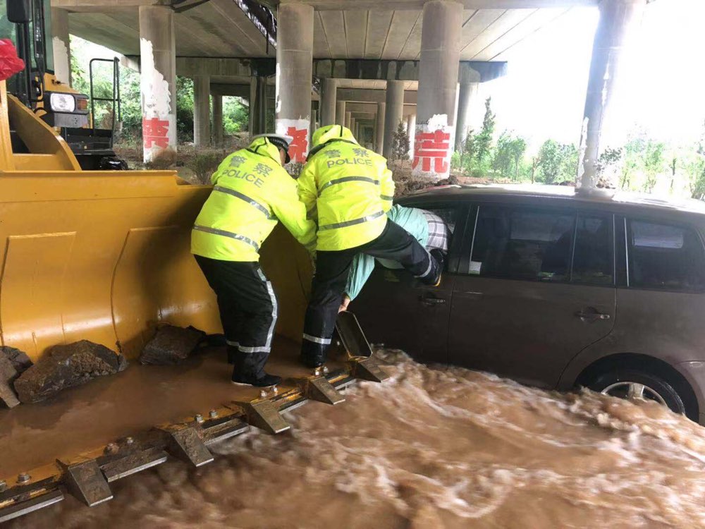 女司机被困积水，水位持续上涨！济南交警开铲车火速救援