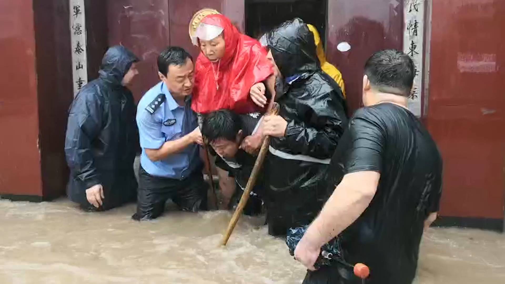 30秒丨淄博警民联手挨家挨户巡查 救助被水围困群众27人