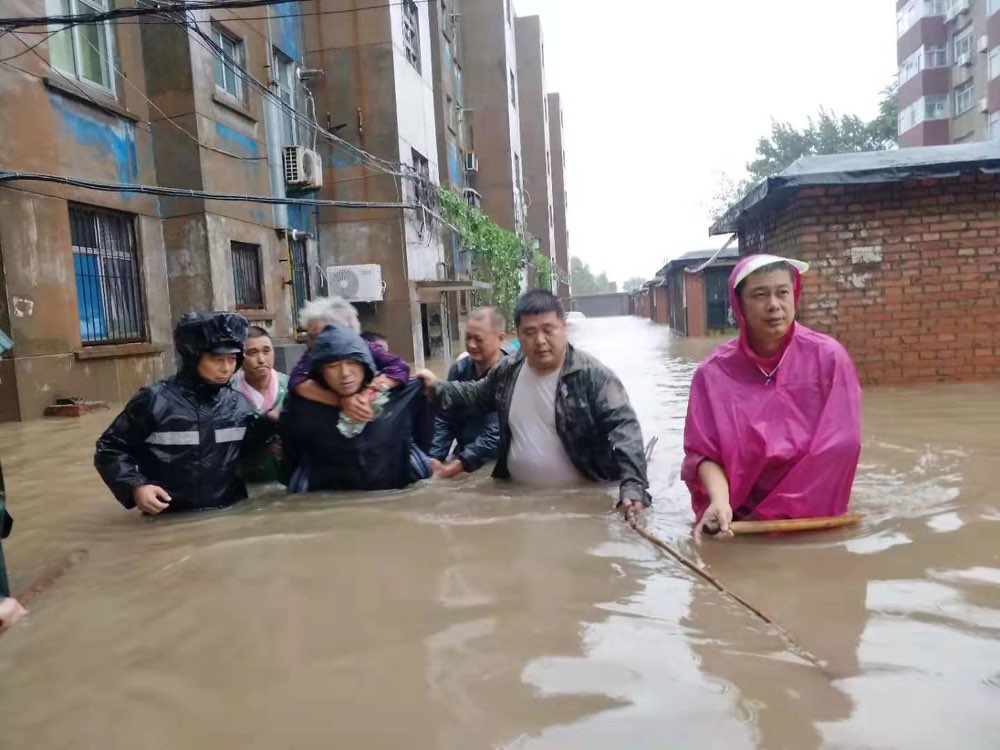 5小时救援一个都不能少 四砂社区居民因他们不惧风雨