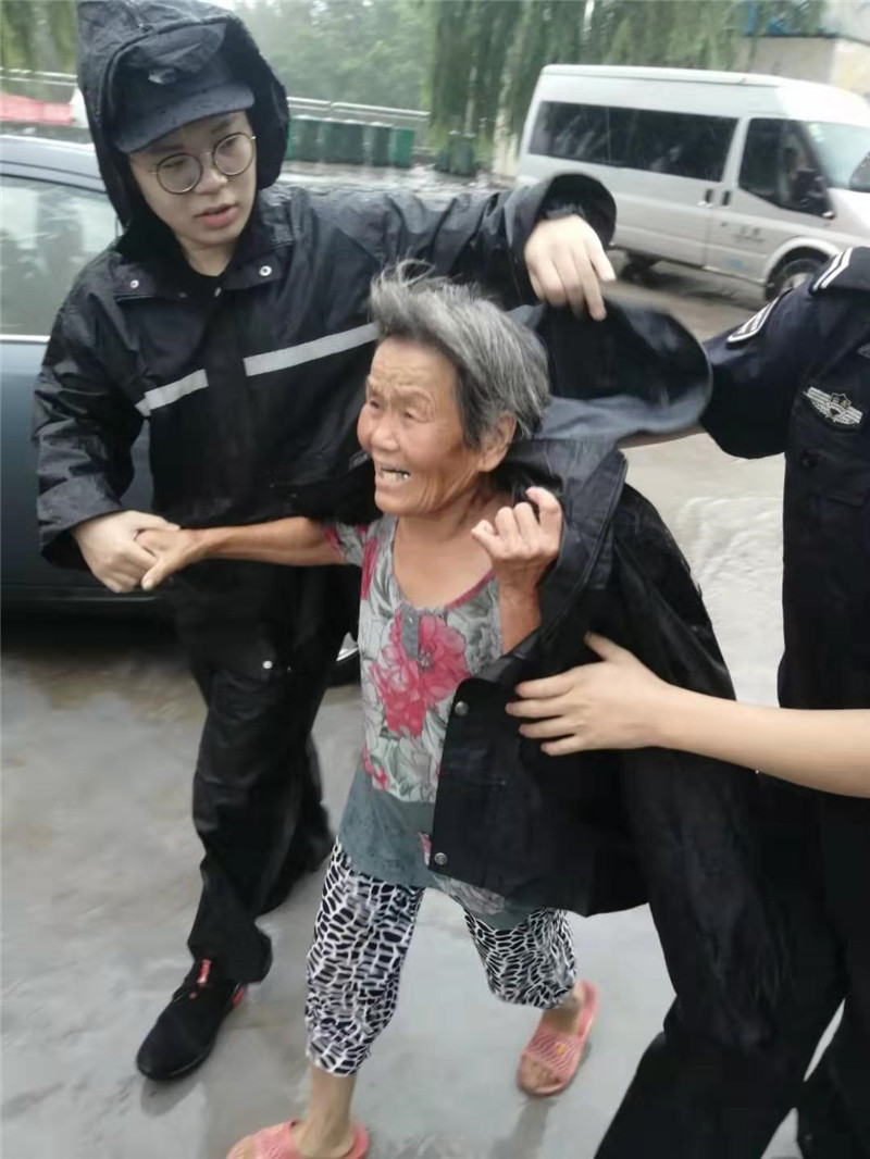 别怕有我们！潍坊公安万余名民警风雨中守护群众安危