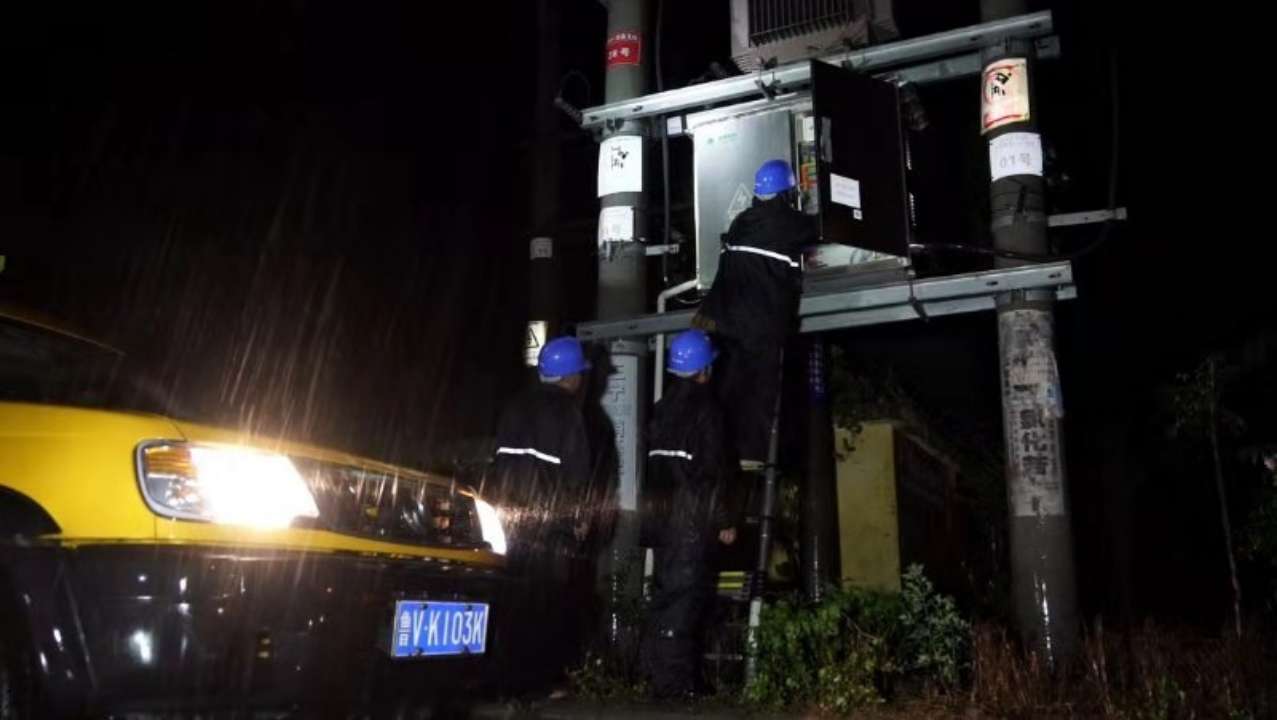 台风暴雨来袭电力设施面临严峻考验 潍坊3500余名电力人员全力保供电