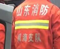 41秒｜威海：货车司机疲劳驾驶撞护栏 消防人员紧急救援