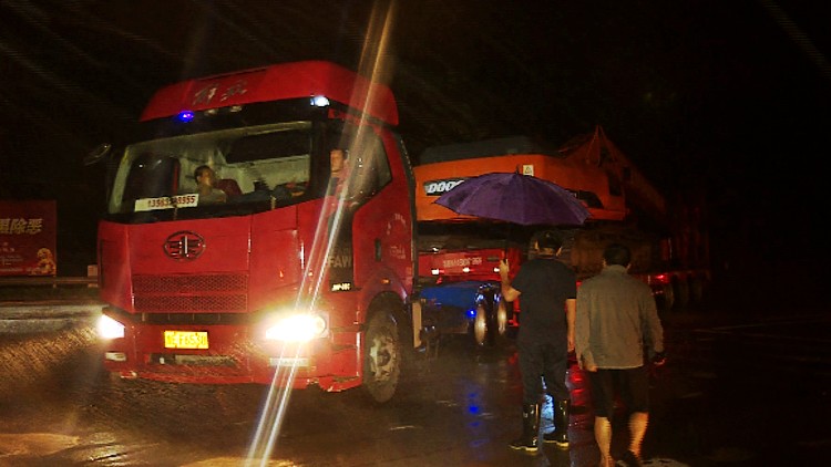 视频：潍坊高新区雨夜紧急调集十余辆大型机械 驰援寿光抢险一线 
