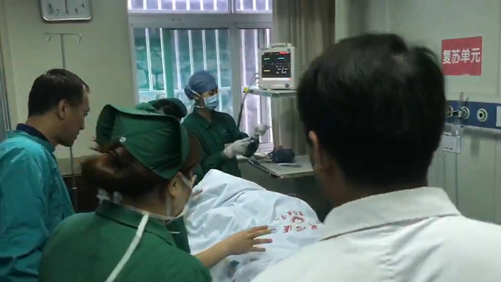 60秒丨青州抗台风受伤干部董明亮抵达济南齐鲁医院 14日一早将手术