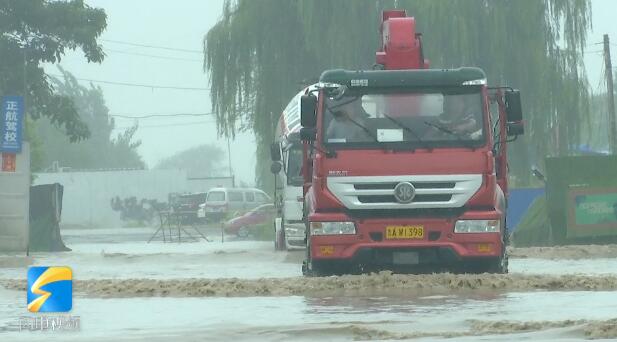 济南暴雨后多部车辆涉水熄火 水不能没过车牌