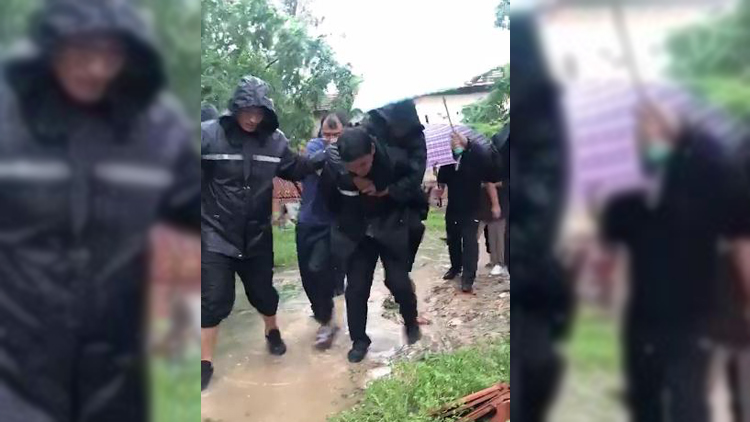 13秒丨受暴雨影响房屋发生倾斜 滨州民警将九旬老人背出安置