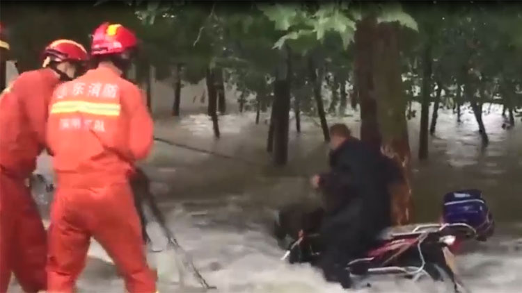 21秒丨邹平多名群众骑车被困积水区域 消防大队火速救援