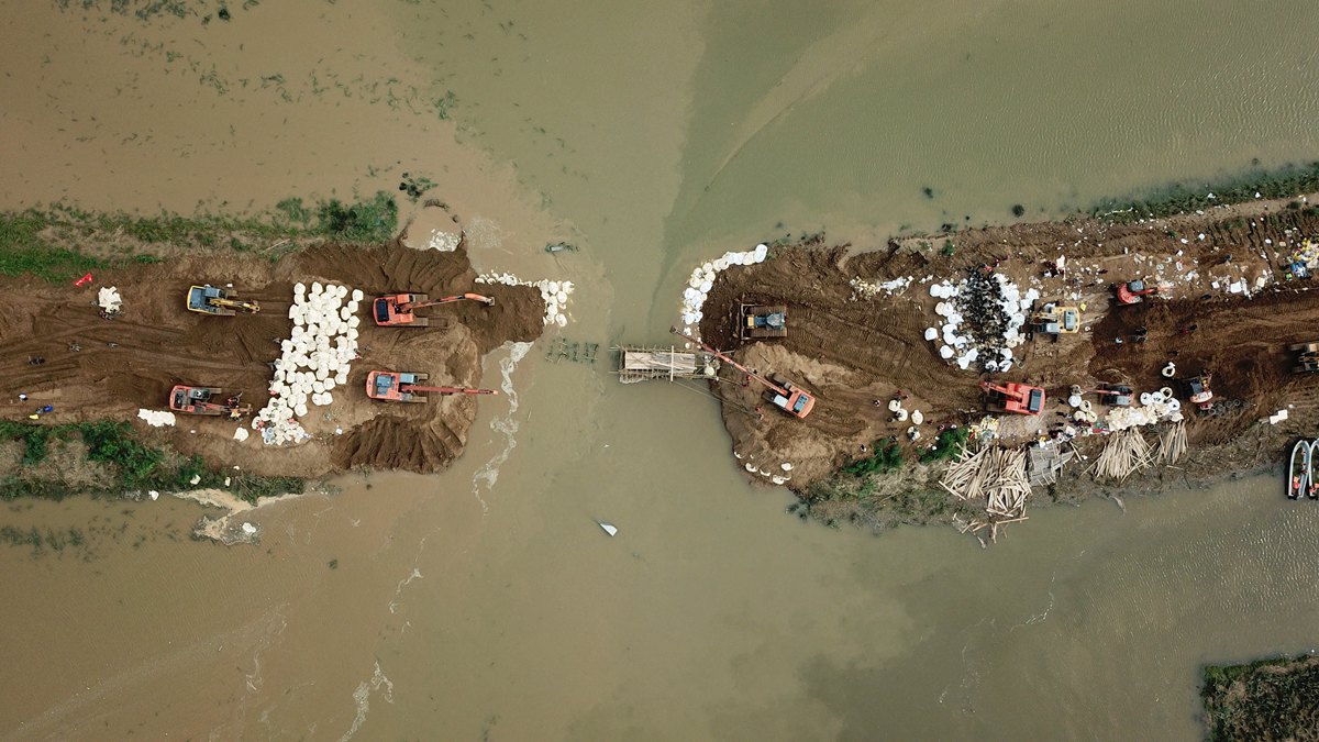 32秒丨多台重型机械合力作业！航拍寿光弥河堤坝修复实况
