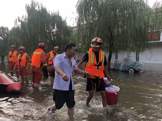 48秒|“利奇马”余威致村庄内涝，滨州博兴消防转移50余名群众
